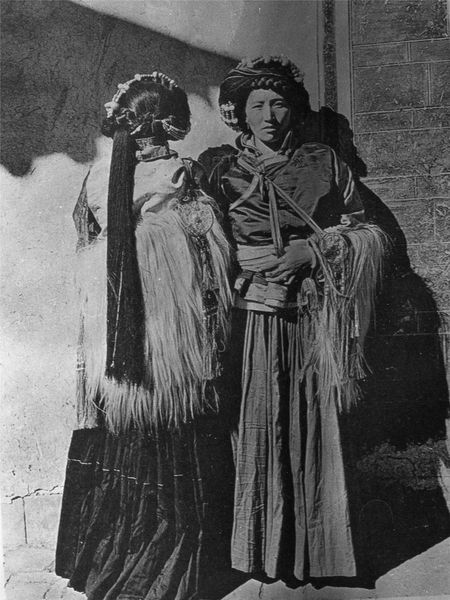 永宁摩梭盛装女子（1924）