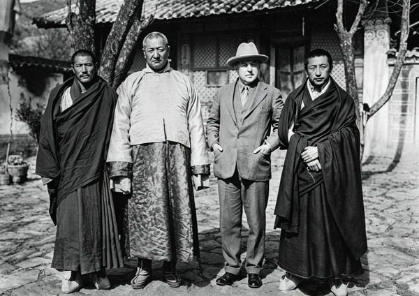 洛克与永宁贵族四人合影
