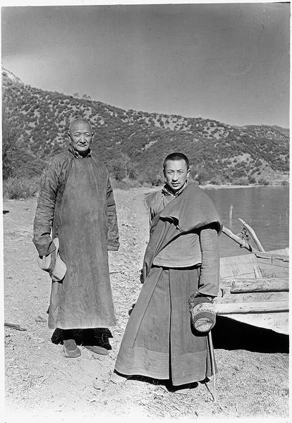 阿云山与年轻喇嘛在泸沽湖畔（1929）