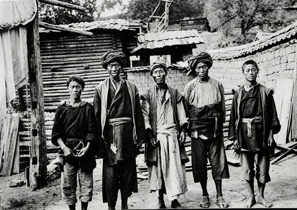 五个纳西男子合影