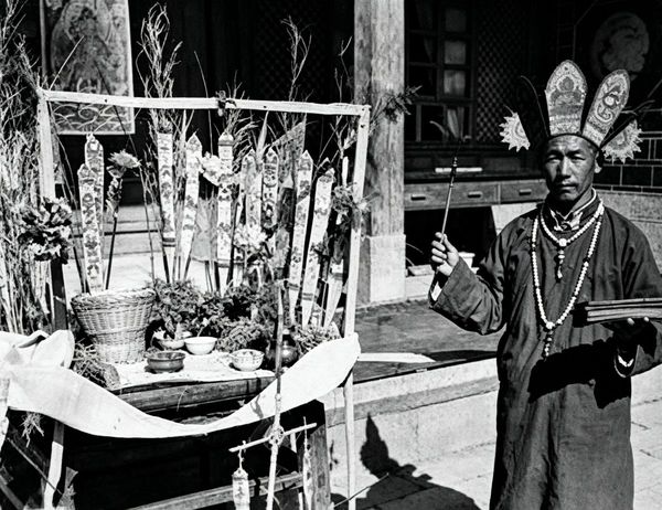 纳西祭师与神龛（1925）