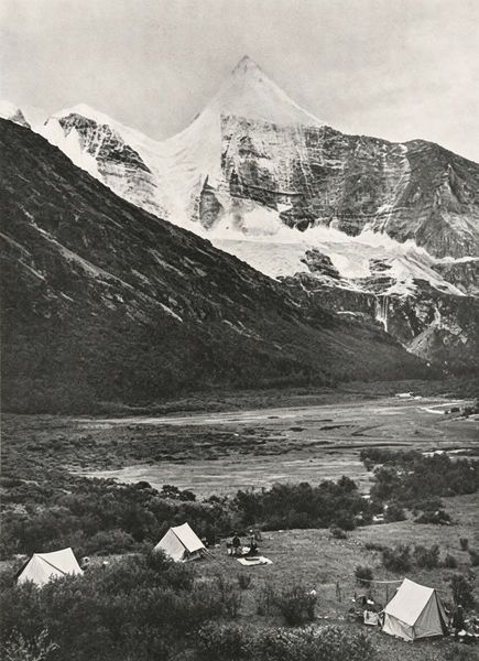 亚丁雪山下营地