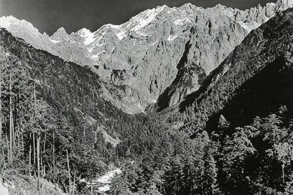 玉龙雪山西面山壁「埃多达」